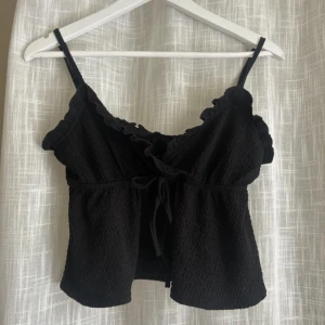 Knyttopp - Fin topp med rosett fram, använd men bra skick💞