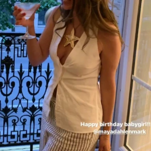 Topp - Säljer denna vita toppen i ”skjort material” från zara!