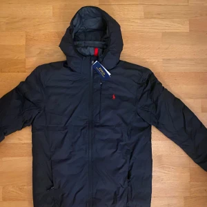 Ralph lauren jacka - Helt ny ralph lauren jacka med tags! Nypris ligger på 4000 Perfekt nu till hösten och vintern