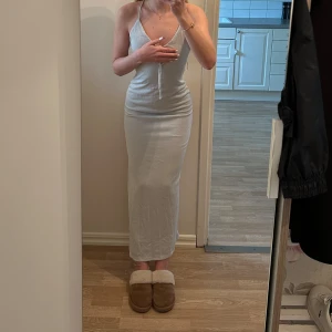 Klänning - En oanvänd, glittrande maxiklänning. Storlek s men passar mig som har xs. Jättefin till festligheter eller bal😍 kan mötas i Eskilstuna eller frakta, köparen står för frakt😊