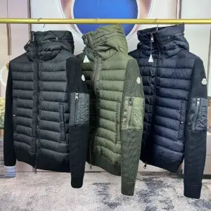 Väldigt stilren cardigan med märket Moncler går att lösa i alla färger på bilden och den storlek du söker