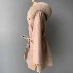 BEIGE PÄLS KAPPA S - Säljer min beiga kappa med päls, köpt för 2 år sen men bara använd ett fåtal gånger alltså är den i väldigt bra skick. Den är storlek S men passar även storlek XS och M