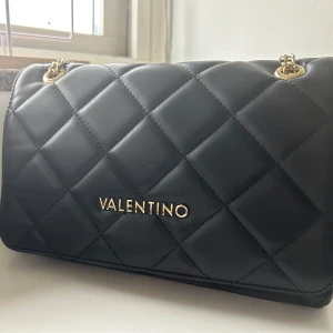 mario valentino väska - säljer denna fina väska i nyskick, använt endast 2 gånger. Inte min stil längre, kan skicka ytterligare bilder i meddelanden också. köpt för ca 1500 originellt (pris kan diskuteras)