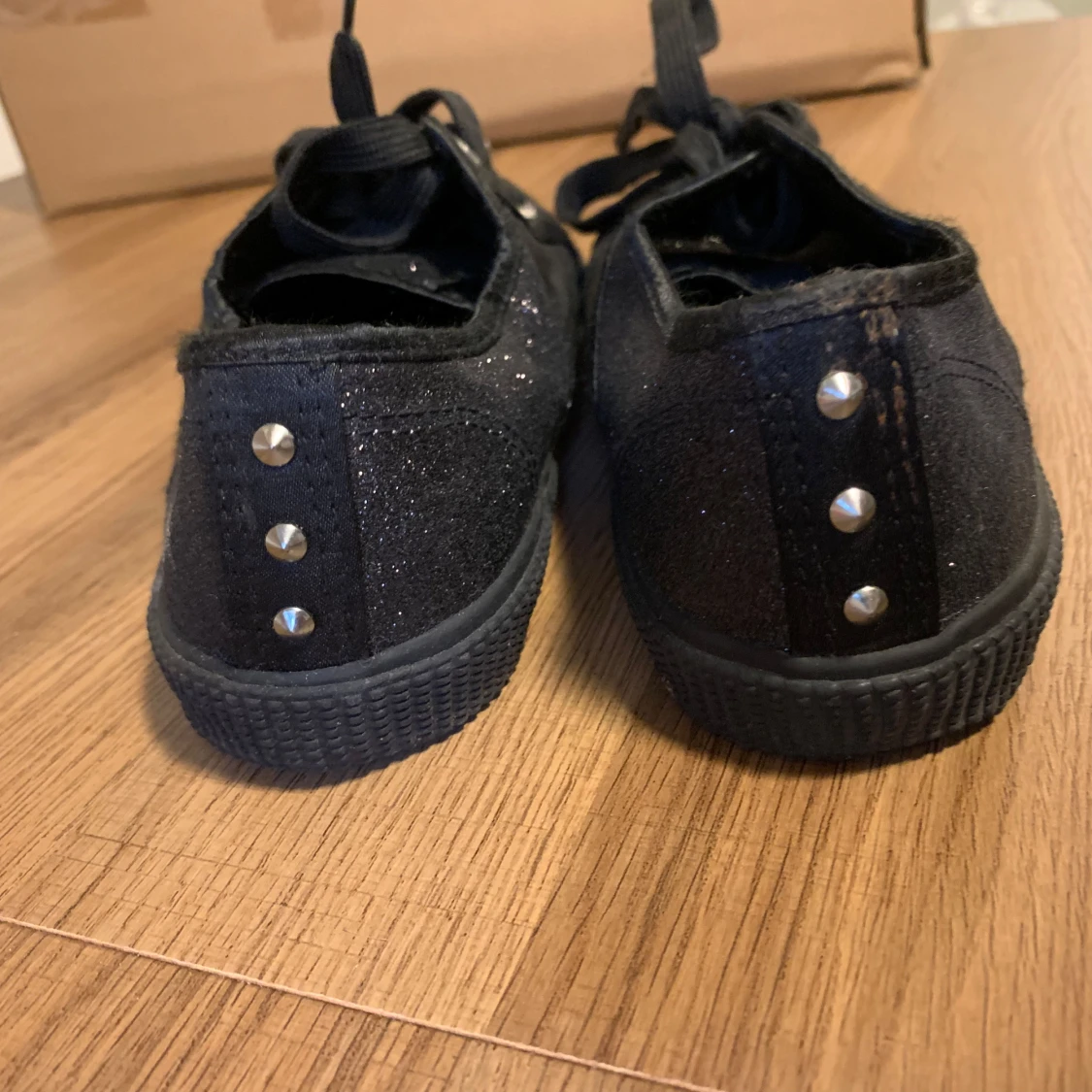 Svarta glittriga sneakers med nitar - 93