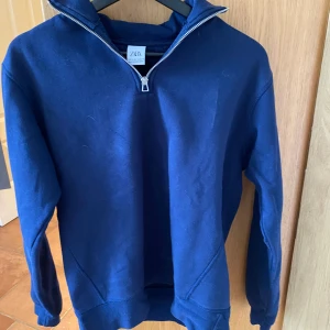 Halvzip från ZARA - Inte mycket använd. Bra skick 