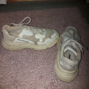 Vita sneakers  - Säljer ett par snygga sneakers i bra skick. De har en chunky sula och klassisk snörning. Perfekta för en casual look och passar till de flesta outfits. Lite använda men fortfarande i fint skick. Perfekt för dig som vill ha stil och komfort i ett! Kommer se ut som nya efter lite puttsande🧼🚿