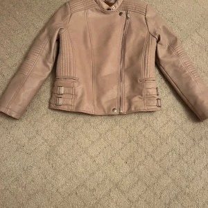 Rosa skinn jacka  - Rosa skinn jacka från Zara,  Jättebra skick  & Storlek 13-14 år 