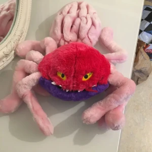 Rosa och lila plyschkrabba - En supermjuk och fluffig krabba i rosa och lila plysch. en rolig och unik design som går in i sin påse ,som ni ser på bild . Vintage från år 1988.maskin tvätt och flamsäkert ,länd är 47 bred 53cm 