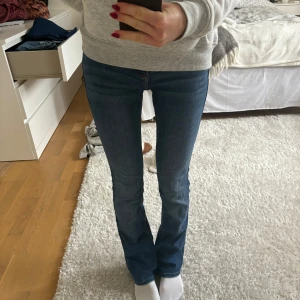 Lågmidjade jeans  - Säljer ett par snygga blå jeans från Hollister i storlek W23. De är lågmidjade i bootcut modell⭐️