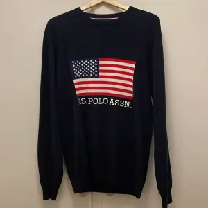 Säljer nu min sprillans nya U.S polo assn usa tröja i storlek M färg mörkblå kind 10/10 aldrig använd köpt för 750 mitt pris 700 hör av er vid frågor eller 