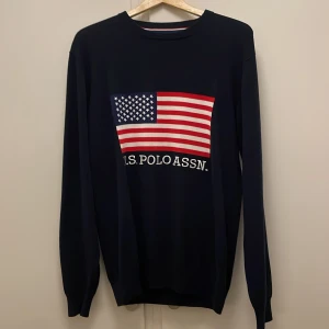 U.S polo assn - Säljer nu min sprillans nya U.S polo assn usa tröja i storlek M färg mörkblå kind 10/10 aldrig använd köpt för 750 mitt pris 700 hör av er vid frågor eller 