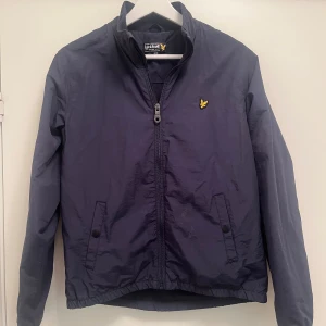 Lyle & scott jacka - Säljer nu denna sjukt snygga höst/vår jackan ifrån Lyle & Scott. De små fläckarna som syns på bild är de enda defekterna.