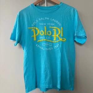 Turkos t-shirt från Polo Ralph Lauren - Säljer en snygg turkos t-shirt från Polo Ralph Lauren. Storlek L men sitter som S/M. Hör av dig vid frågor.