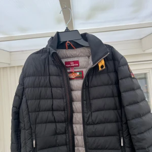 Parajumper dunjacka - Hej! Säljer min para jumper jacka   p.g.r  ut av att den är för liten, en riktigt fin jacka då jag köpte den för 4000 kr och säljer nu för 2000, jätte fint skick! Hör av er vid minsta lilla. Kan även sänka pris vid snabb affär ! 