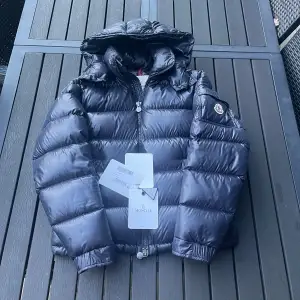 Tja! Säljer denna otroligt fina moncler mayan - som ny! Inte hittat en enda flaw med den. Otroligt fet färg och tagsen på bilden medföljer. Vid frågor och funderingar är de bara att höra av sig🤝🏻🙌🏻