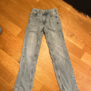 Blå jeans från LAB Industries - Säljer ett par klassiska blå jeans från LAB Industries i storlek 152. De har en straight passform och är i bra skick. Lite skrynkliga men går att fixas om man stryker!