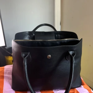 Väska Åhléns - Rymlig väska från Åhléns. Mycket bra skick