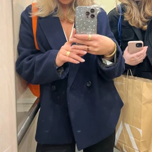 Kort kappa  - Säljer min blåa kappa då den sällan kommer till användning💕💕 fint skick