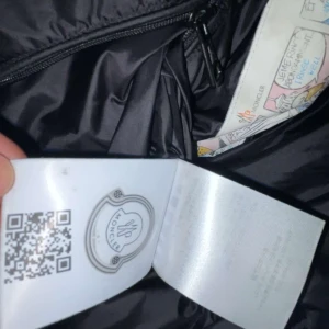 Hej säljer en äkta moncler väst  - Hej! Säljer en moncler väst helt ny den är använd ingen skador den är som ny jag kan byta men då måste saken vara äkta