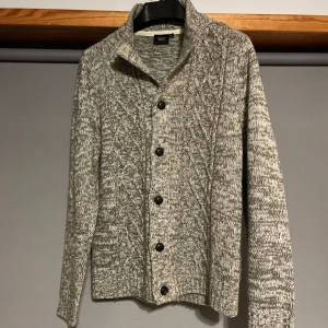 Stickad kofta - Riktigt unik och fet kofta, stickad med sköna mönster och feta knappar, passar storlek M.