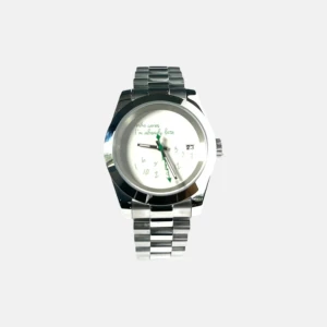 Who Cares I’m Already late - Seiko Mod - Klockan är i nyskick, precis modifierad och byggd av oss. Utrustad med ett automatiskt urverk från Seiko NH35. Klocklåda samt verktyg för att ta bort länkar medföljer.  Vid frakt, packar vi klockan säkert. Hör av er vid fler frågor/bilder!