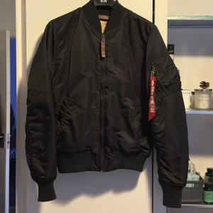 Alpha Industries Bomberjacka  - Bomberjacka från Alpha Industries Nyskick Storlek S