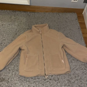 Teddy jacka - Säljer den här jätte fina beiga Teddy jackan som jag köpt elen var för liten och inte går att lämna tillbaka. Jackan är från merley och nypris är 1139 men säljer för endast 750kr. Helt o andvänd bara testad