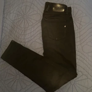 Replay Anbass Jeans - Tjena säljer dessa supersnygga Replay Anbass Jeans i super 9,5/10 skick! | Sitter snyggt i slim fit samt har en skön clean svart tvätt 👌| W: 30 & L: 32 | Fråga gärna vid minsta funderingar 🙌 (förhandlar ej om priset 👍) 