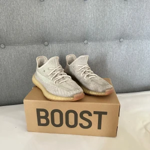 Yeezy 350 boost  - Yeezys 350 boost. Snygga skor med tecken på användning men inga skador.