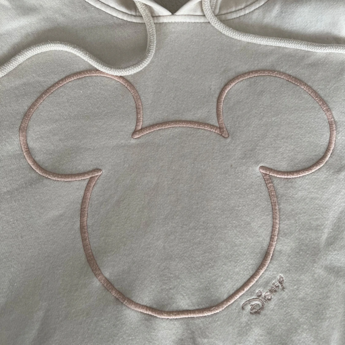 Krämvit hoodie med Disney tryck - 91