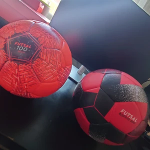 Två futsal bollar (inomhus) - Två futsal bollar  Säljs för bäst pris Size 3 och 4 Märke står imviso men är köpta på Decathlon 