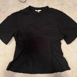 Svart Topp - Säljer denna skitcoola svarta toppen som är slutsåld från H&M⭐️