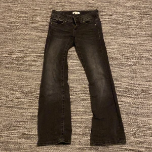 Bootcut Jeans - svarta/mörkgråa bootcut jeans, storlek 146, inga fläckar. från gina tricot. pris=230kr
