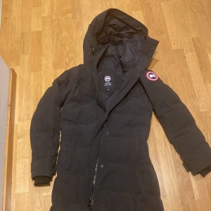  Äkta canada goose jacka - Hej!!!!! Säljer denna jacka pågrund av att ja ej har en användning till den  nypris på den är 19 000 kr jackan har inga skador bara en liten fläck som  man knappast ser och skicket är 9/10 Tveka ej att skriva