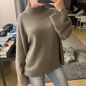 Kashmir tröja  - Drömmigaste polotröjan i kashmir & ull från h&m 💖slutsåld, nypris 1799kr och den är i nyskick. Snygg grågrön/kahki färg! 