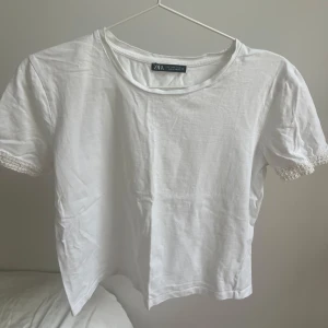 Zara topp - Vit zara topp/t-shirt med detaljer på armarna i bra skick
