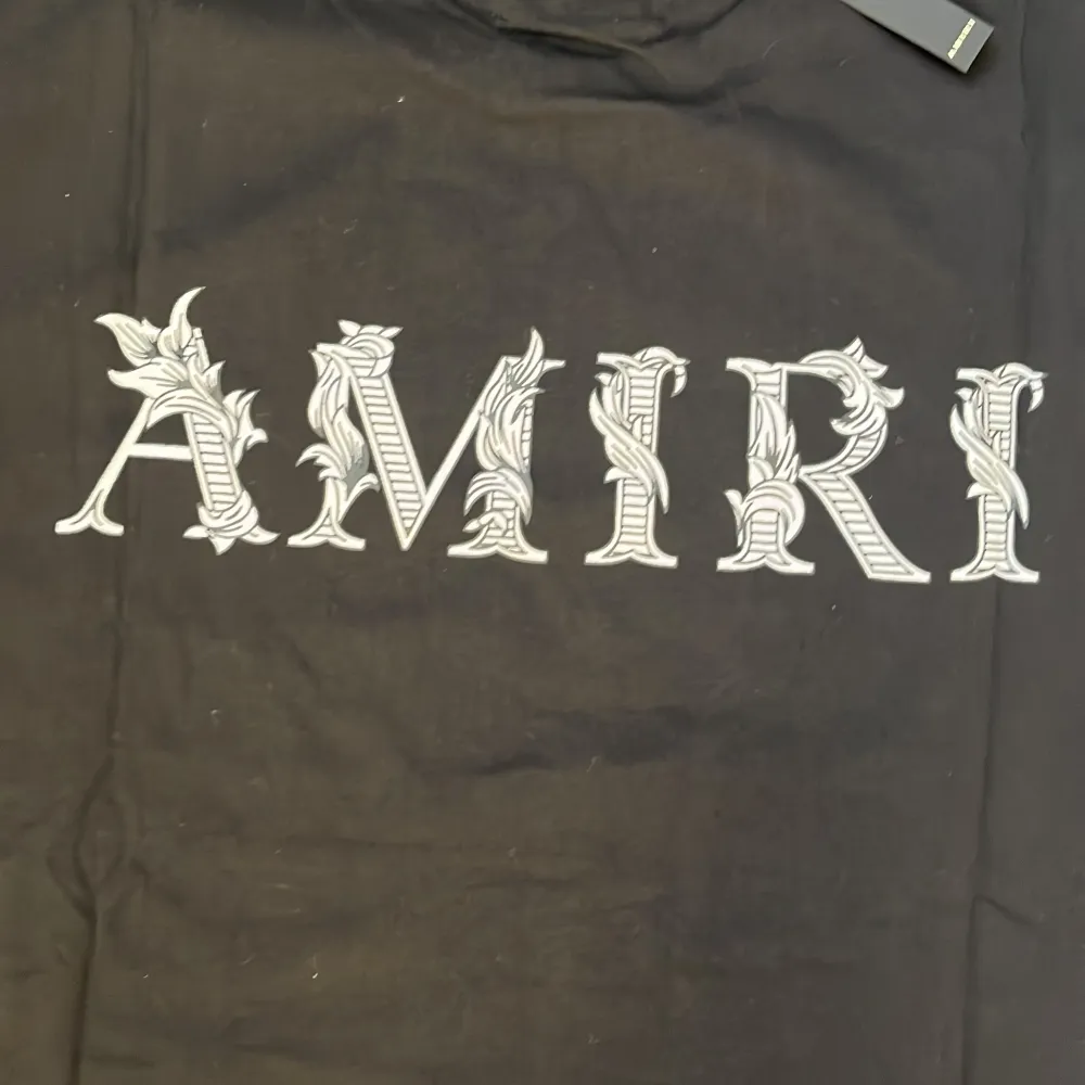 Säljer min tväär feta Amiri t-shirt.  helt ny och icke använd pågrund av att den va större än jag trodde. Skick 10/10. T-shirts.