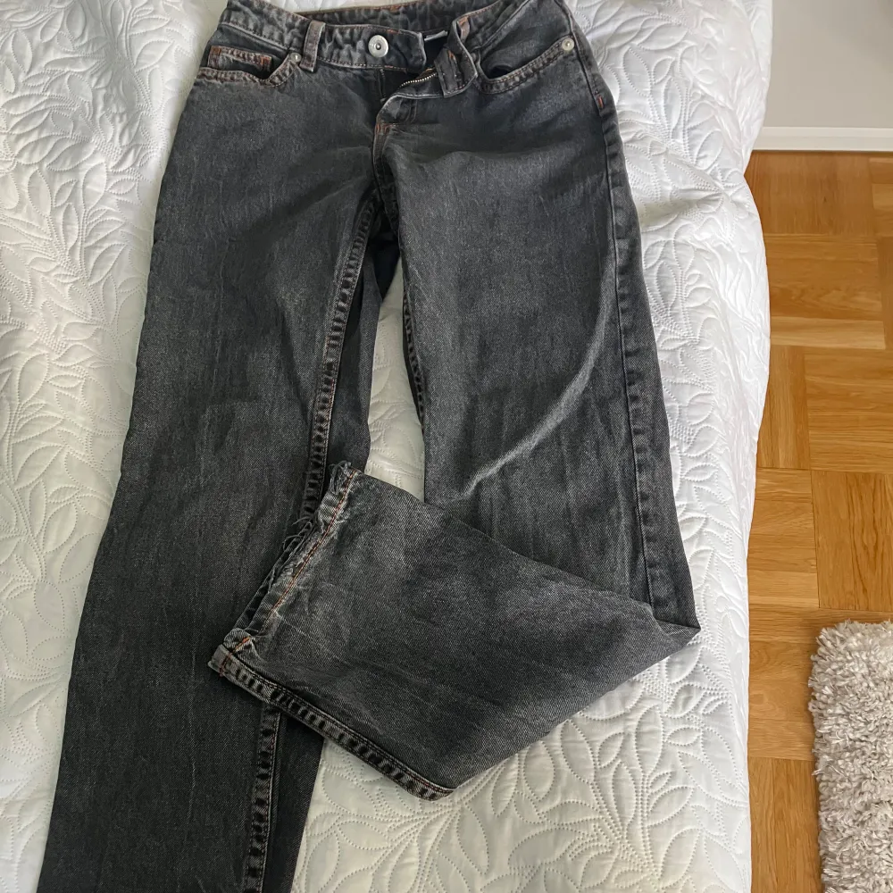 Använt ett par gånger men är i väldigt bra skick utöver att den har små slitningar längst ner på byxorna. Jeans & Byxor.