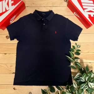 Ralph lauren piké - En fin piké som kan vara bra att ha när solen kommer fram. Skicket är 9/10 och storlek L-XL. Skriv om du har några frågor!