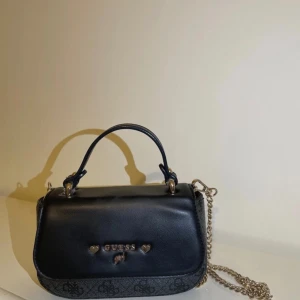 Guess väska  - Jättefin axelremsväska ,helt ny. Priset kan diskuteras. 