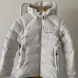 Peak performance dunjacka stl S  - Så fin och skön jacka! Peak performance R&D! Säljs då den tyvärr är för liten 💞 finns små fläckar( vid en fick samt under en ärm) , kan skicka bilder på dom, går säkert bort i tvätten💞