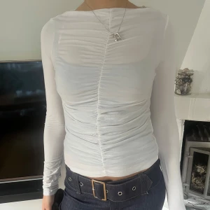 Gullig topp från and other stories  - Bra skick och superfin till en middag eller liknande