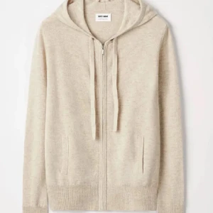 Soft goat zip up - Snygg soft goat zip hoodie, inte alls nopprig! Ny pris 2495 kr🥰sista bild är lånad. 