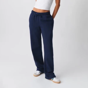 Gina mjukis - Säljer dessa mjukis byxor som hör till i ett sett tillsammans med den mörkblåa hoodien, såå skönt material och jättemyisga!!