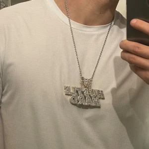 🔥 Iced Out Chain Hustle hard 24/7 🔥 - Drömmer du om ett riktigt coolt halsband? Då har du hittat rätt. Just nu till salu!   🪨Rostfritt stål ✨Zirkon stenar  📏Halsband Ca 50 cm längd   Kan även fraktas om önskat