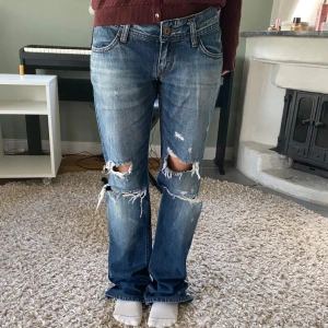 Low waist jeans - Midjemåttet 40 cm rakt över. Innerbenslängden är 81.  Bra skrick förutom att det är lite slitna där nere.😍 