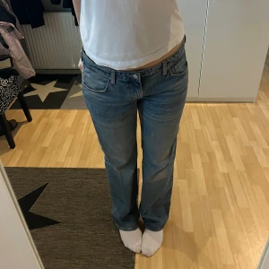 Jeans  - Från Weekday, modell ARROW Storlek 32/34 Är ca 173 och dom är ganska långa.  💕 Använda 1/2 gånger bara