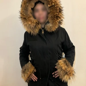 Jacka parkas med pälsdetaljer (premium) - Premium parkas jacka. Fodrad inuti och håller värmen ner till -30 grader problemfritt.   Alla pälsdetaljer är avtagbara samt fodret inuti är avtagbart om man vill omvandla till en tunnare jacka, så jackan lämpar sig både till vår/höst och vinter.   