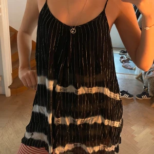 Söt klänning  - Super söt klänning köpt i Amsterdam för 400kr, är djup i ryggen och är super söt med till exempel höga boots! Alldrig använd då den är aningen kort på mig som är 178 cm lång…. Däremot är den perfekt på mina systrar som är kortare än mig! 🤍🖤❤️‍🔥