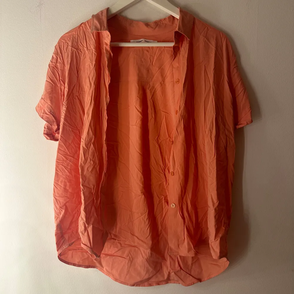 Snygg skjorta från Samsoe samsoe med korta ärmar. Skjortan har en klassisk krage och knappar framtill. Den är tillverkad i ett mjukt och bekvämt material. Storlek L. Men upplever den som något liten i storleken. . Puserot.